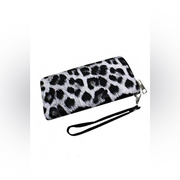 New Gray Leopard Wallet Wristlet 8" X 4" - Picture 1 of 3